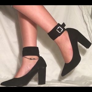 Black Buckle Anklet Heals